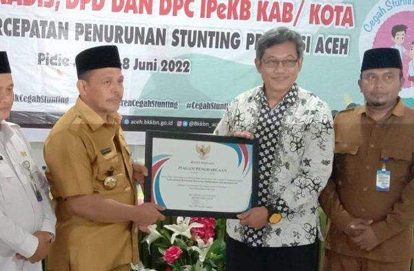 Bupati Pidie Jaya Memberikan Penghargaan Kepada Balai Litbangkes Aceh