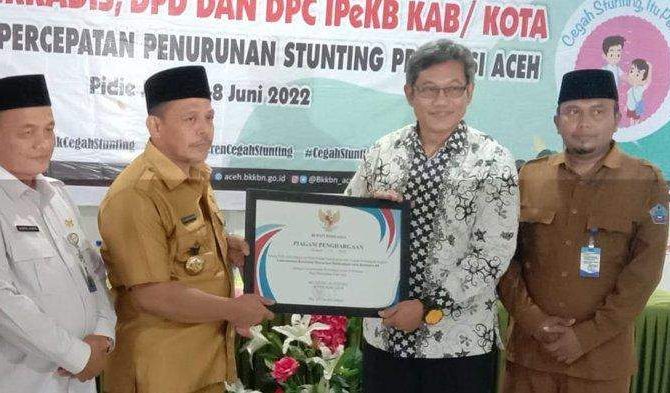 Bupati Pidie Jaya Memberikan Penghargaan Kepada Balai Litbangkes Aceh